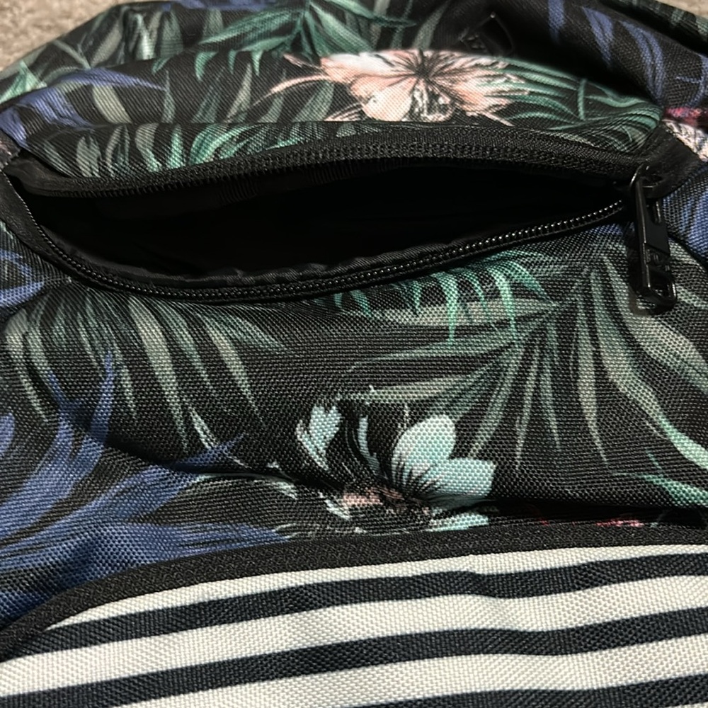 BNWT Roxy back pack - Picture 4 of 8